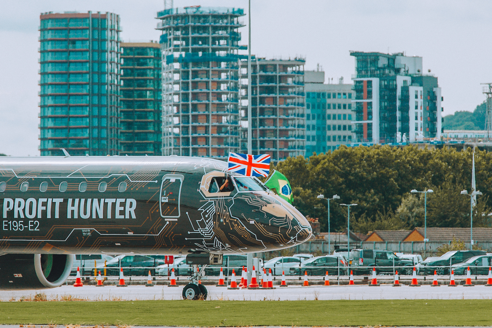 A195 E2 Tech Lion landing at London City Airport